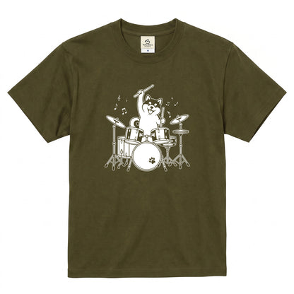 ドラムを叩く柴犬 柴犬Tシャツ | 音楽好き・犬好きに人気