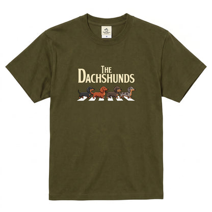 THE DACHSHUNDS | ミニチュアダックス 横断歩道 ゆるかわパロディTシャツ【犬好き・愛犬家・ギフトに最適】