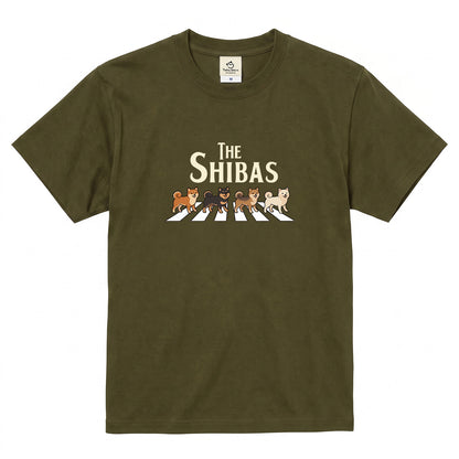 THE SHIBAS | 柴犬 横断歩道 ゆるかわパロディTシャツ【犬好き・愛犬家・ギフトに最適】