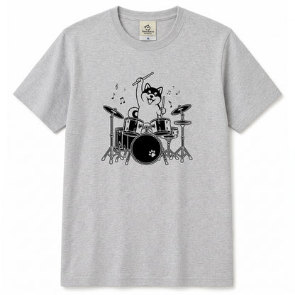 ドラムを叩く柴犬 柴犬Tシャツ | 音楽好き・犬好きに人気