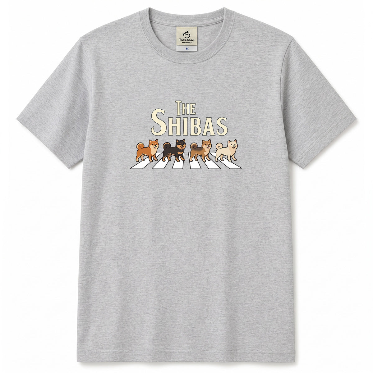 THE SHIBAS | 柴犬 横断歩道 ゆるかわパロディTシャツ【犬好き・愛犬家・ギフトに最適】