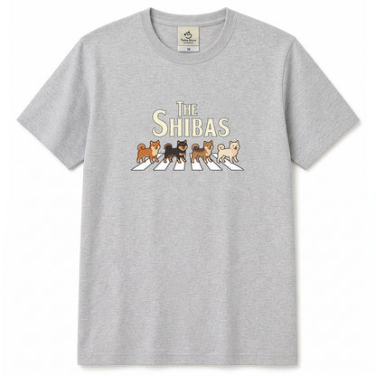 THE SHIBAS | 柴犬 横断歩道 ゆるかわパロディTシャツ【犬好き・愛犬家・ギフトに最適】