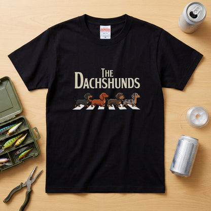 THE DACHSHUNDS | ミニチュアダックス 横断歩道 ゆるかわパロディTシャツ【犬好き・愛犬家・ギフトに最適】