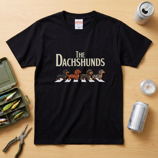 THE DACHSHUNDS | ミニチュアダックス 横断歩道 ゆるかわパロディTシャツ【犬好き・愛犬家・ギフトに最適】