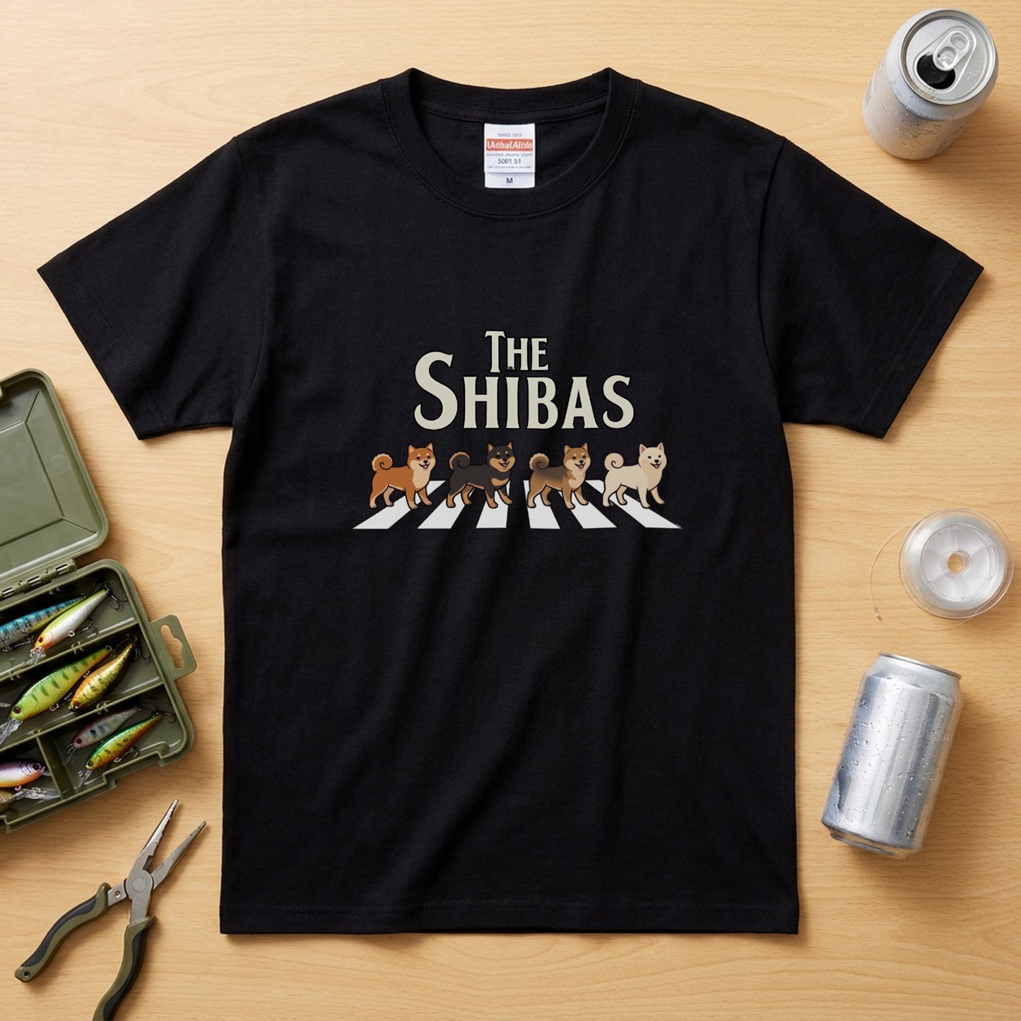 THE SHIBAS | 柴犬 横断歩道 ゆるかわパロディTシャツ【犬好き・愛犬家・ギフトに最適】