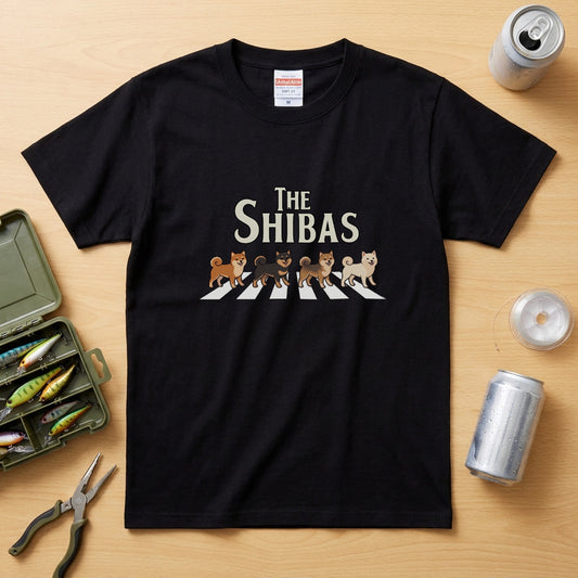 THE SHIBAS | 柴犬 横断歩道 ゆるかわパロディTシャツ【犬好き・愛犬家・ギフトに最適】