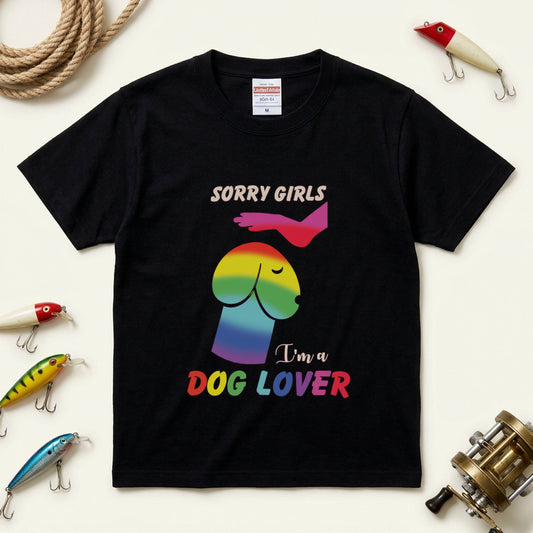 SORRY GIRLS | 虹色 レインボー 犬 イラスト 英語メッセージ Tシャツ【犬好き・愛犬家・ユニーク・プレゼントに最適】