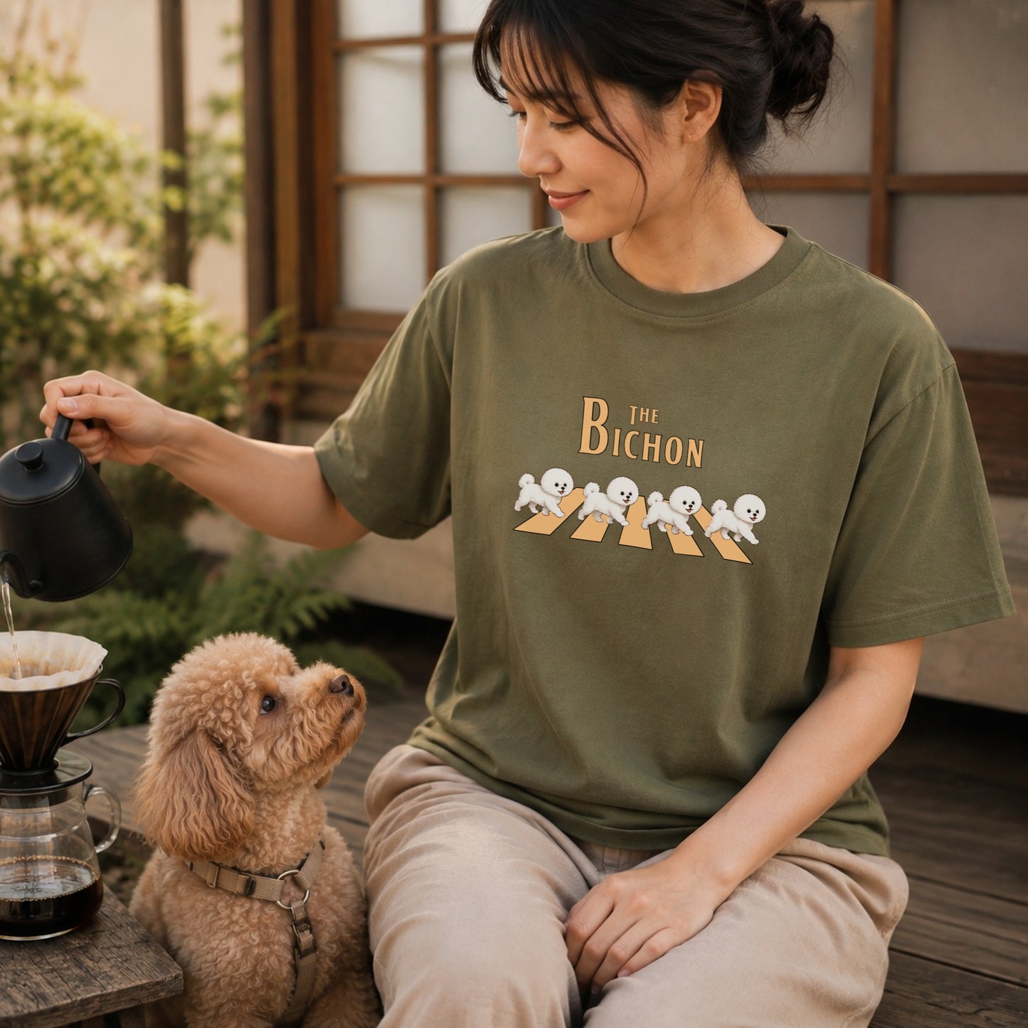 THE BICHON | ビションフリーゼ 横断歩道 お散歩 面白Tシャツ【犬好き・ギフトに最適】