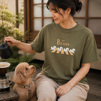 THE BICHON | ビションフリーゼ 横断歩道 お散歩 面白Tシャツ【犬好き・ギフトに最適】