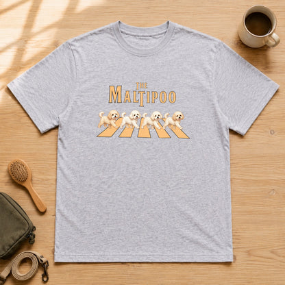 THE MALTIPOO | マルプー 横断歩道 お散歩 面白Tシャツ【犬好き・ギフトに最適】