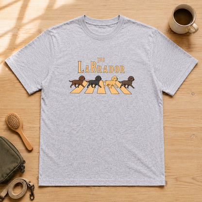 THE LABRADOR | ラブラドールレトリバー 横断歩道 お散歩 面白Tシャツ【犬好き・ギフトに最適】