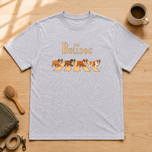 THE BULLDOG | ブルドッグ 横断歩道 お散歩 面白Tシャツ【犬好き・ギフトに最適】