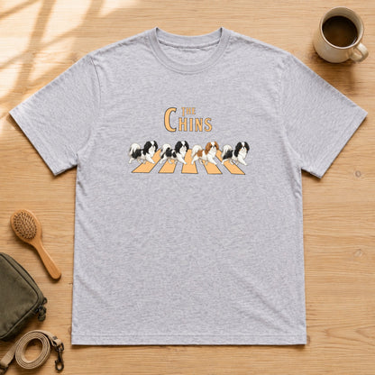 THE CHINS | 狆（チン） 横断歩道 お散歩 面白Tシャツ【日本犬・ギフトに最適】