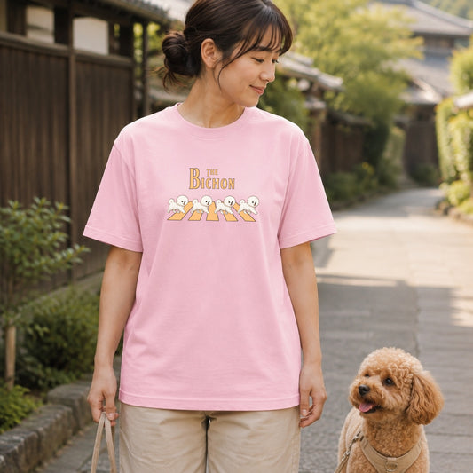 THE BICHON | ビションフリーゼ 横断歩道 お散歩 面白Tシャツ【犬好き・ギフトに最適】