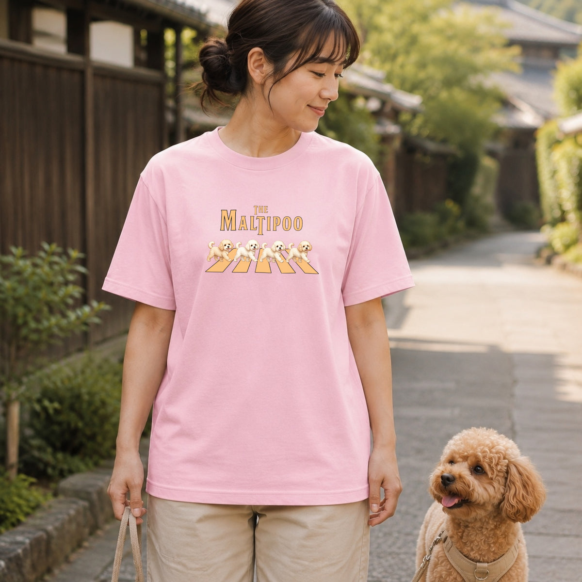 THE MALTIPOO | マルプー 横断歩道 お散歩 面白Tシャツ【犬好き・ギフトに最適】