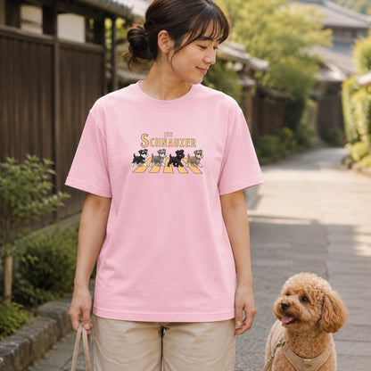 THE SCHNAUZER | ミニチュアシュナウザー 横断歩道 お散歩 面白Tシャツ【犬好き・ギフトに最適】