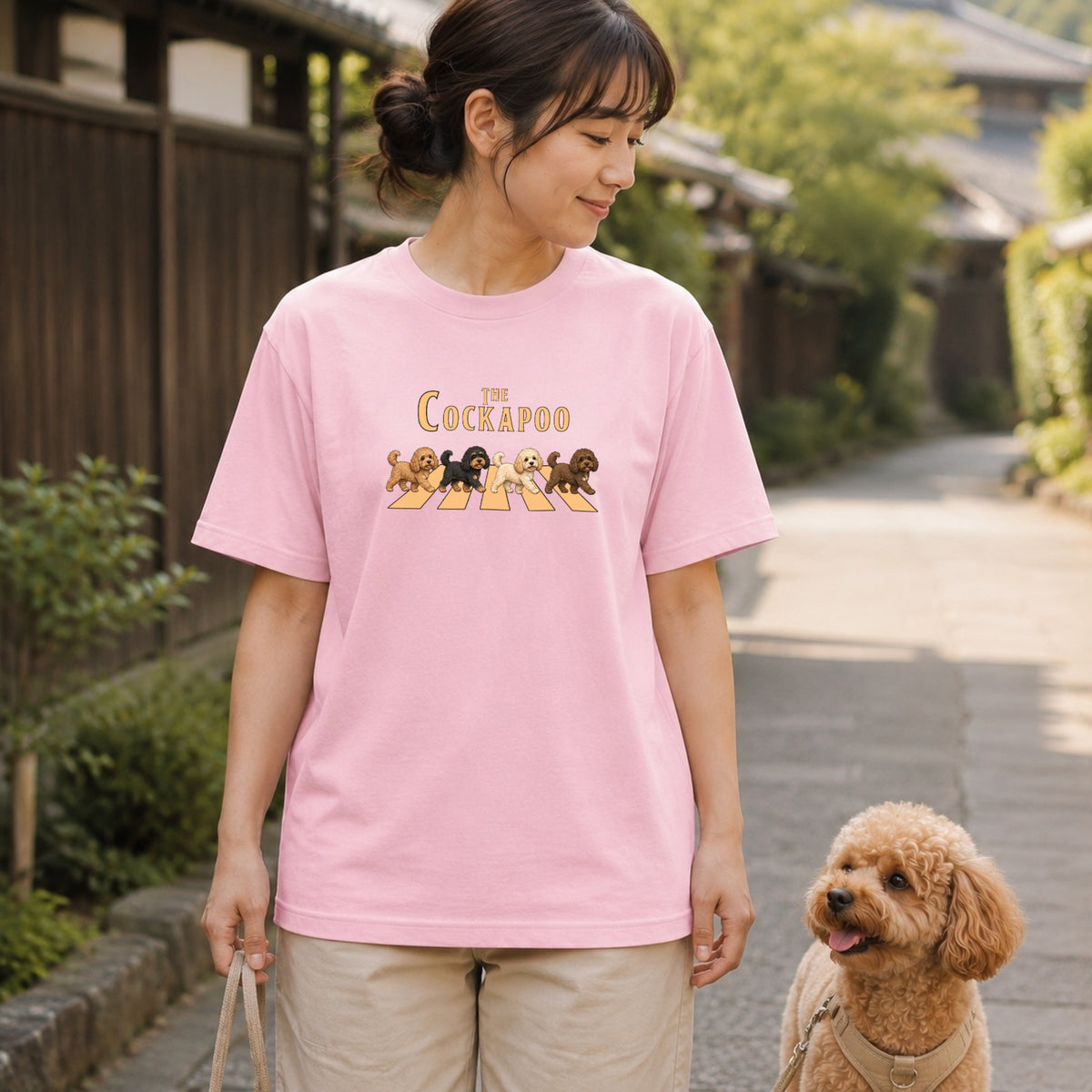 THE COCKAPOO | コッカプー 横断歩道 お散歩 面白Tシャツ【犬好き・ギフトに最適】