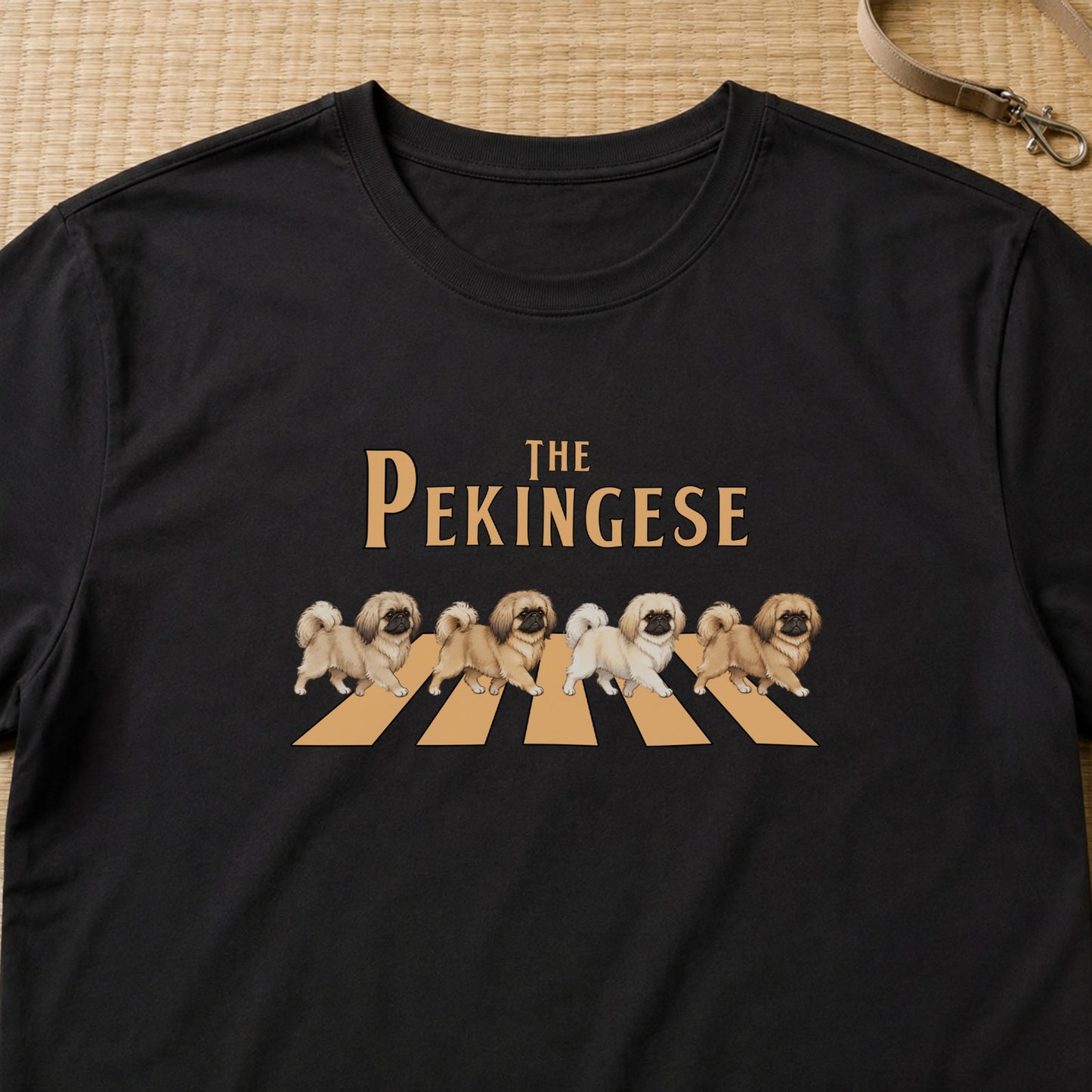 THE PEKINGESE | ペキニーズ 横断歩道 お散歩 面白Tシャツ【犬好き・ギフトに最適】