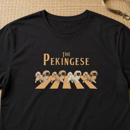 THE PEKINGESE | ペキニーズ 横断歩道 お散歩 面白Tシャツ【犬好き・ギフトに最適】