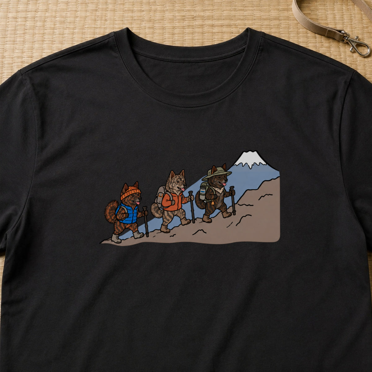 甲斐犬 登山 犬 富士山 ハイキング アウトドア Tシャツ ｜フロントプリント