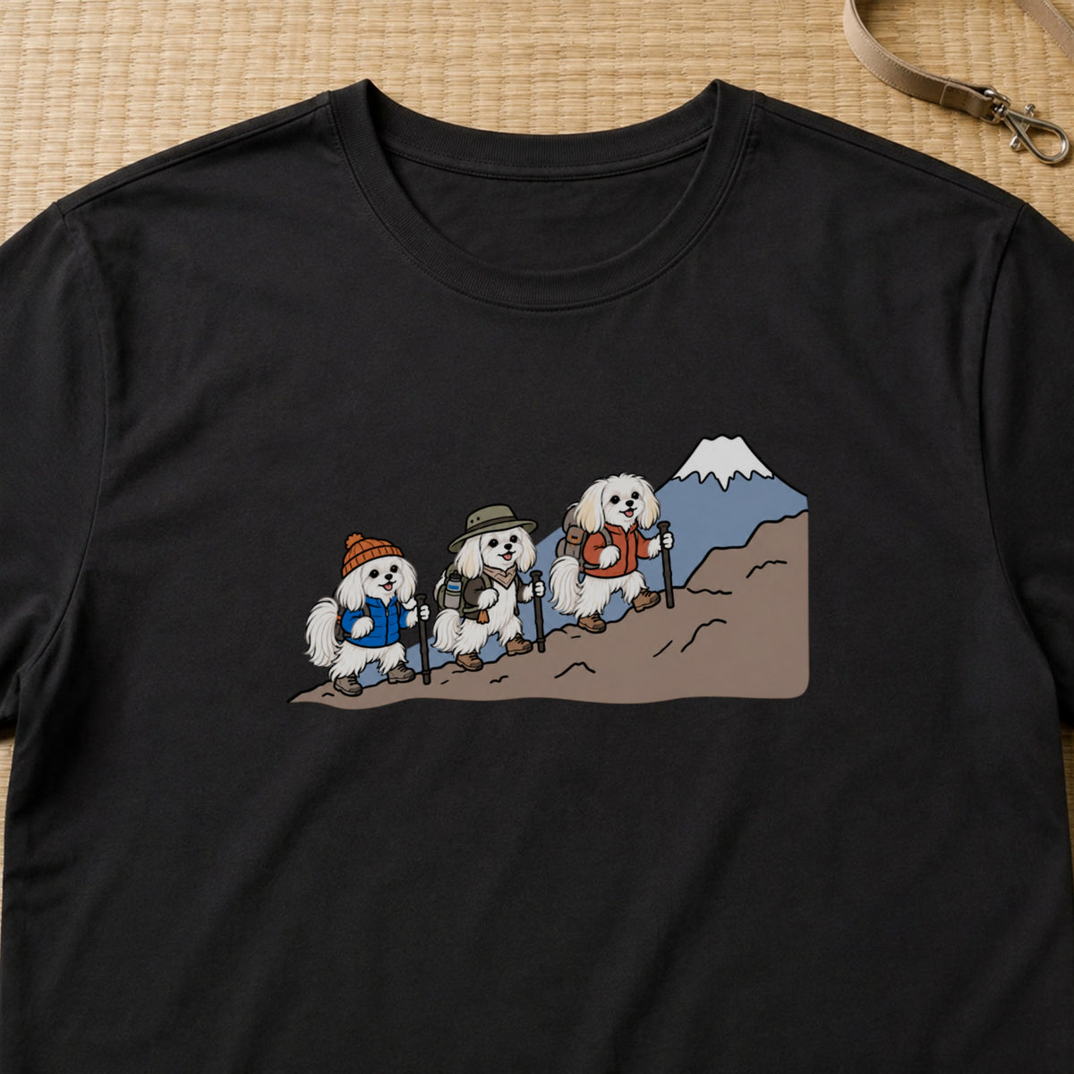 Maltese hiking club マルチーズ 犬好き 登山 富士山Tシャツ｜フロントプリント