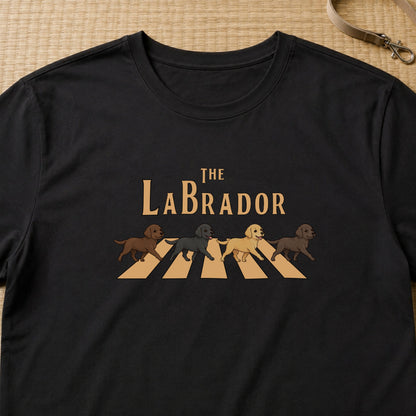 THE LABRADOR | ラブラドールレトリバー 横断歩道 お散歩 面白Tシャツ【犬好き・ギフトに最適】