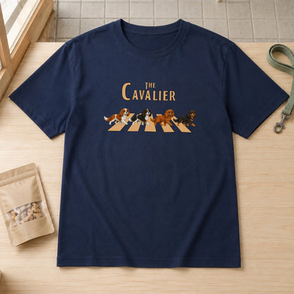 THE CAVALIER | キャバリア 横断歩道 お散歩 面白Tシャツ【犬好き・ギフトに最適】