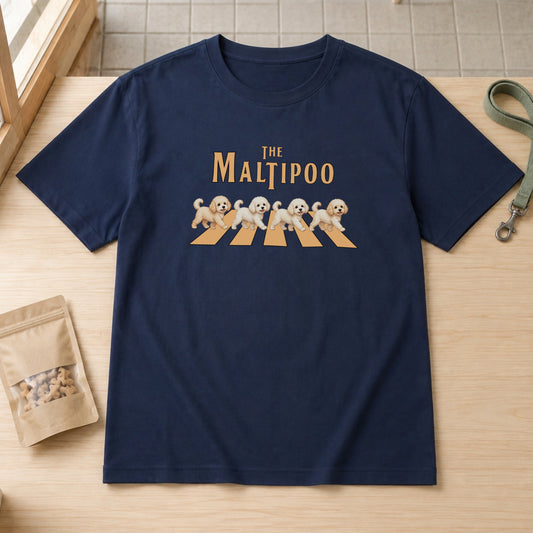 THE MALTIPOO | マルプー 横断歩道 お散歩 面白Tシャツ【犬好き・ギフトに最適】