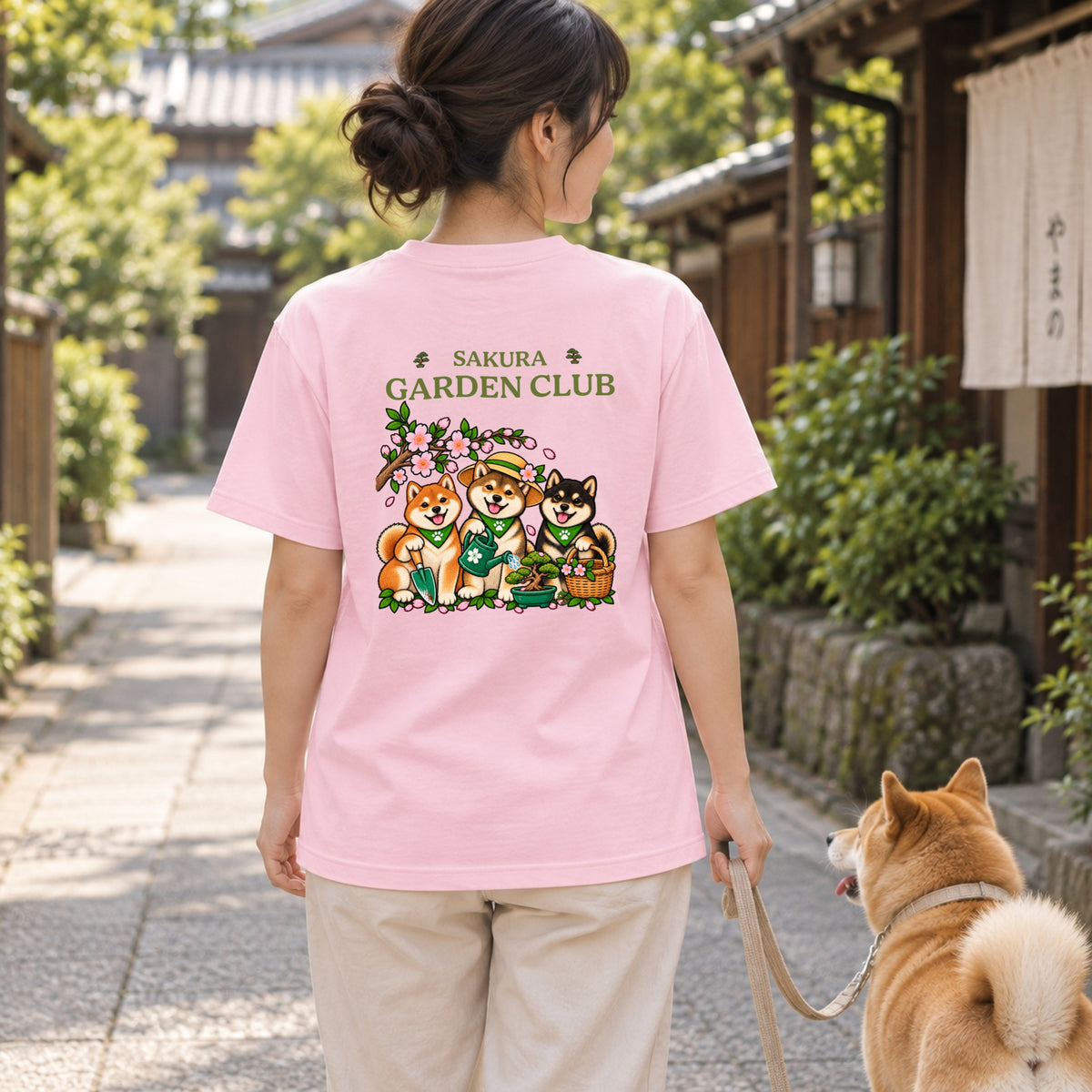 Sakura Garden Club Shiba Inu 柴犬 桜 盆栽 春ガーデニング Tシャツ｜バックプリント