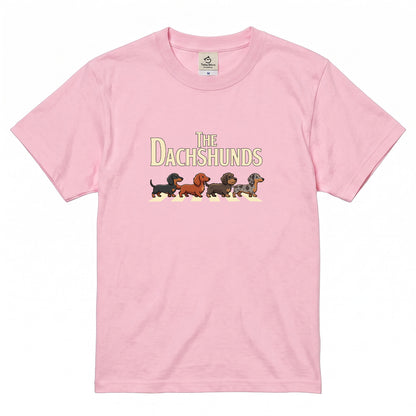THE DACHSHUNDS | ミニチュアダックス 横断歩道 ゆるかわパロディTシャツ【犬好き・愛犬家・ギフトに最適】