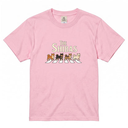 THE SHIBAS | 柴犬 横断歩道 ゆるかわパロディTシャツ【犬好き・愛犬家・ギフトに最適】