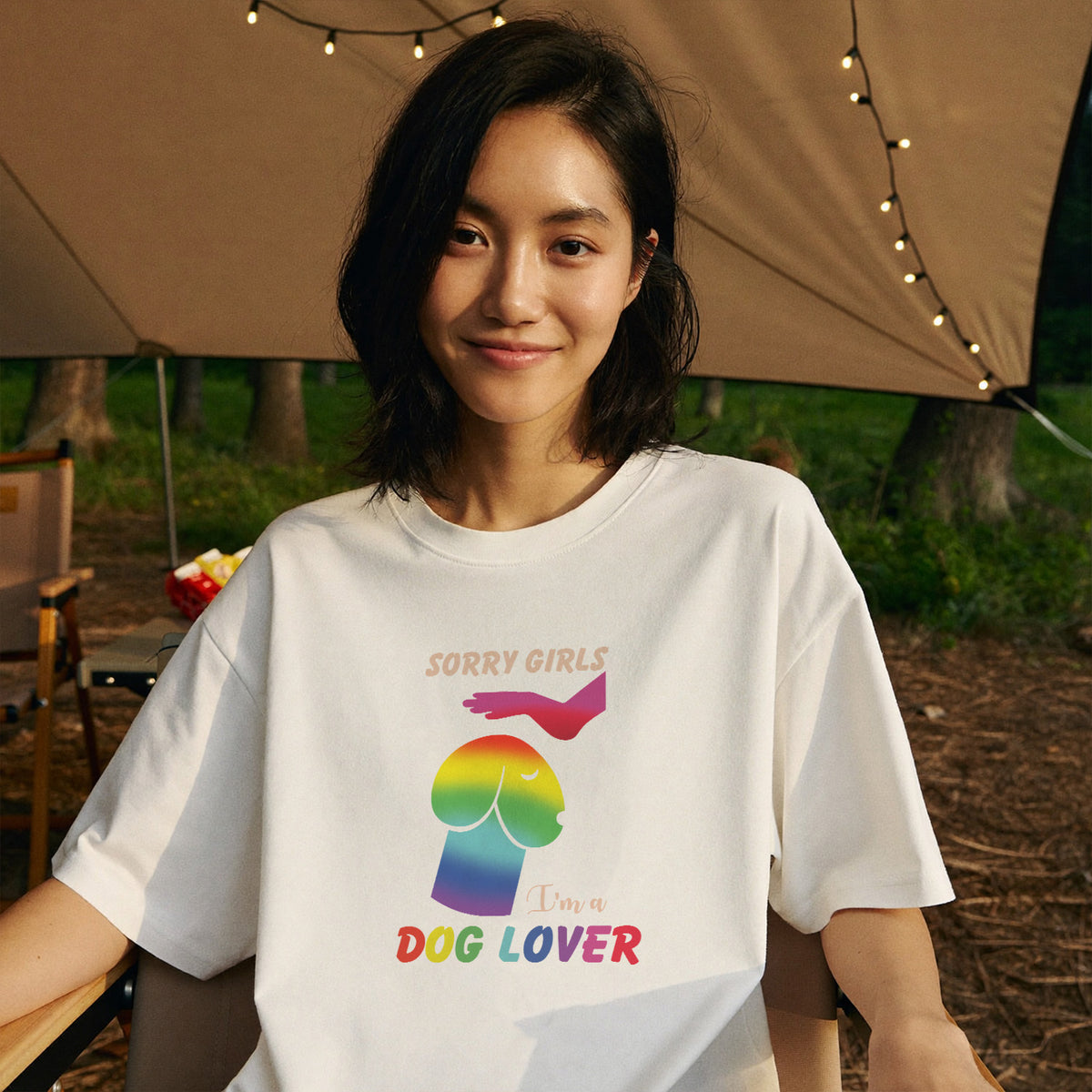 SORRY GIRLS | 虹色 レインボー 犬 イラスト 英語メッセージ Tシャツ【犬好き・愛犬家・ユニーク・プレゼントに最適】