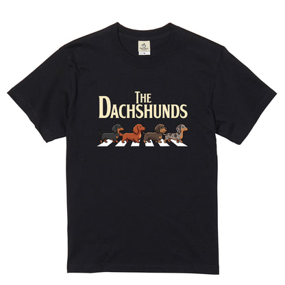 THE DACHSHUNDS | ミニチュアダックス 横断歩道 ゆるかわパロディTシャツ【犬好き・愛犬家・ギフトに最適】