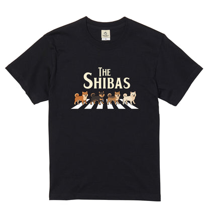 THE SHIBAS | 柴犬 横断歩道 ゆるかわパロディTシャツ【犬好き・愛犬家・ギフトに最適】