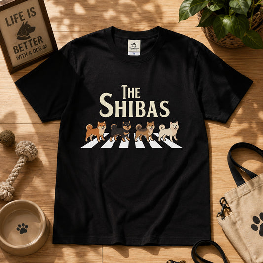 THE SHIBAS | 柴犬 横断歩道 ゆるかわパロディTシャツ【犬好き・愛犬家・ギフトに最適】