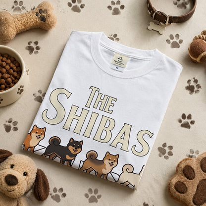 THE SHIBAS | 柴犬 横断歩道 ゆるかわパロディTシャツ【犬好き・愛犬家・ギフトに最適】