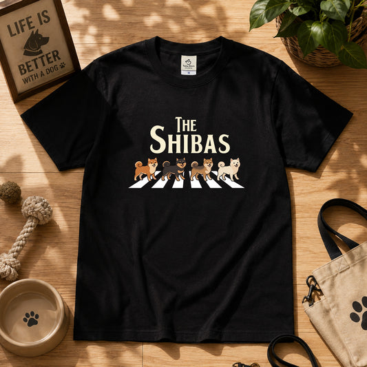 THE SHIBAS | 柴犬 横断歩道 ゆるかわパロディTシャツ【犬好き・愛犬家・ギフトに最適】
