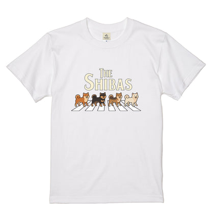 THE SHIBAS | 柴犬 横断歩道 ゆるかわパロディTシャツ【犬好き・愛犬家・ギフトに最適】