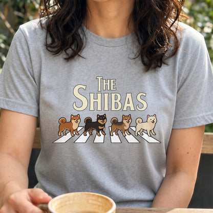 THE SHIBAS | 柴犬 横断歩道 ゆるかわパロディTシャツ【犬好き・愛犬家・ギフトに最適】